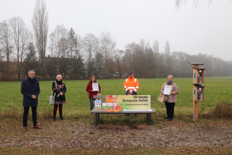 Freuen sich über die Auszeichnung beim UN-Dekade-Wettbewerb (v.l.): Erster Bürgermeister Nobert Seidl, Projektleiterin Monika Dufner (Umweltamt Stadt Puchheim), Umweltpädagogin Anke Simon (Ortsgruppe Puchheim im BUND Naturschutz), Damian Chwolik (Bauhof Stadt Puchheim) und Johanna Diller.